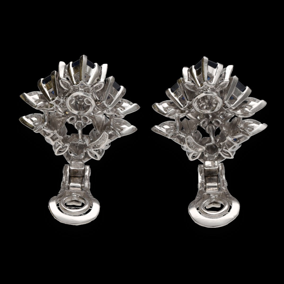 Boucles d'oreilles clips Piaget de 1978 en platine avec saphirs et diamants. Attestation Piaget. - Castafiore
