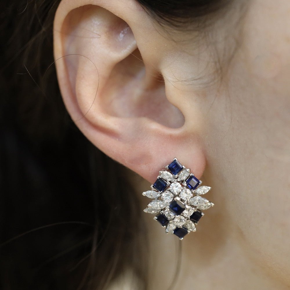 Boucles d'oreilles clips Piaget de 1978 en platine avec saphirs et diamants. Attestation Piaget. - Castafiore
