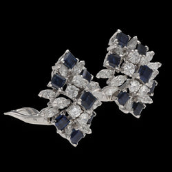 Boucles d'oreilles clips Piaget de 1978 en platine avec saphirs et diamants. Attestation Piaget. - Castafiore