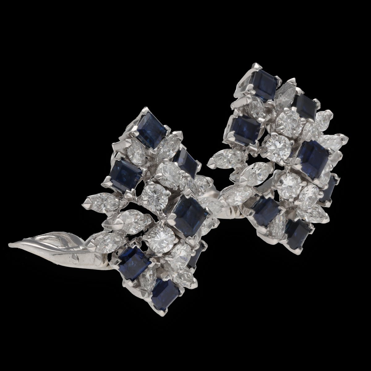 Boucles d'oreilles clips Piaget de 1978 en platine avec saphirs et diamants. Attestation Piaget. - Castafiore