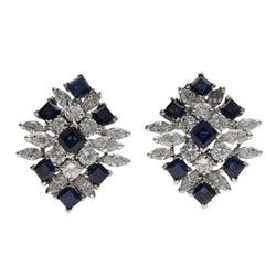 Boucles d'oreilles clips Piaget de 1978 en platine avec saphirs et diamants. Attestation Piaget. - Castafiore