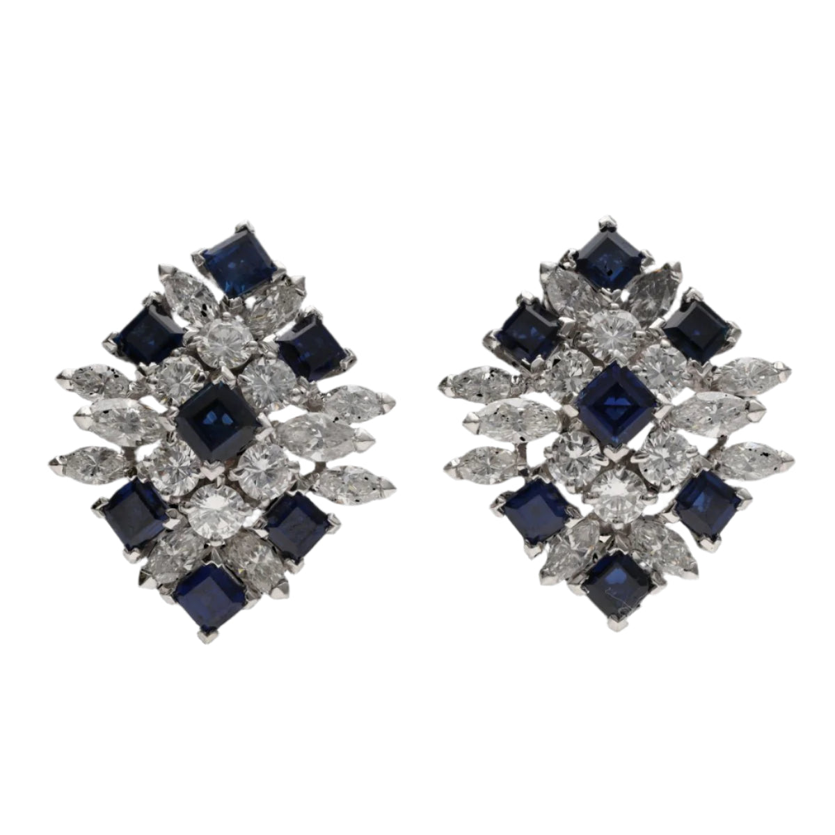 Boucles d'oreilles clips Piaget de 1978 en platine avec saphirs et diamants. Attestation Piaget. - Castafiore