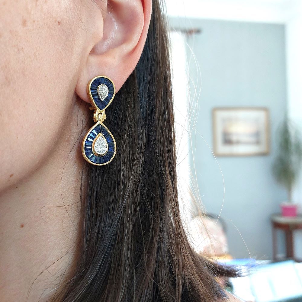 Boucles d'oreilles Clips "Rosée" en or jaune, or blanc, saphirs et diamants - Castafiore