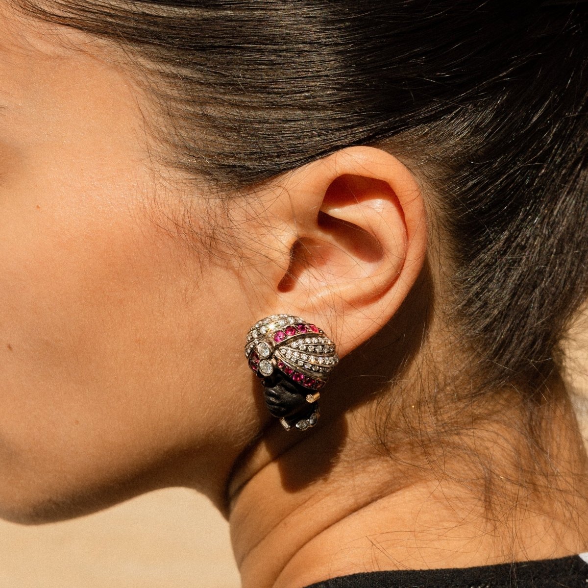 Boucles d'oreilles Clips "tête de Maure" en or rose, or blanc, bois, argent et rubis - Castafiore