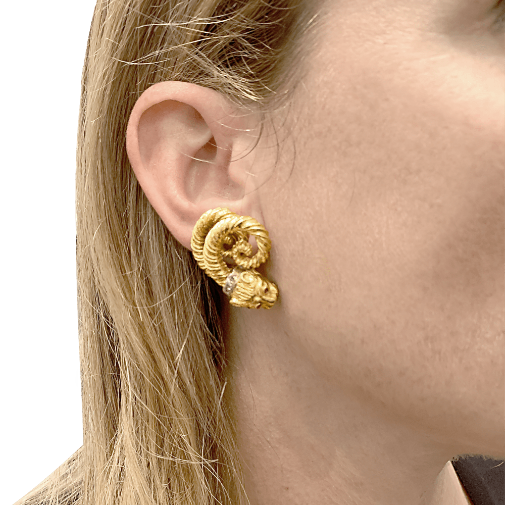 Boucles d'oreilles Clips ZOLOTAS en or jaune, or blanc, rubis et diamants - Castafiore