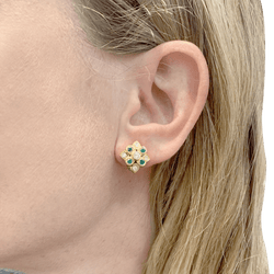 Boucles d'oreilles Clous CHAUMET en or jaune, émeraudes et diamants - Castafiore