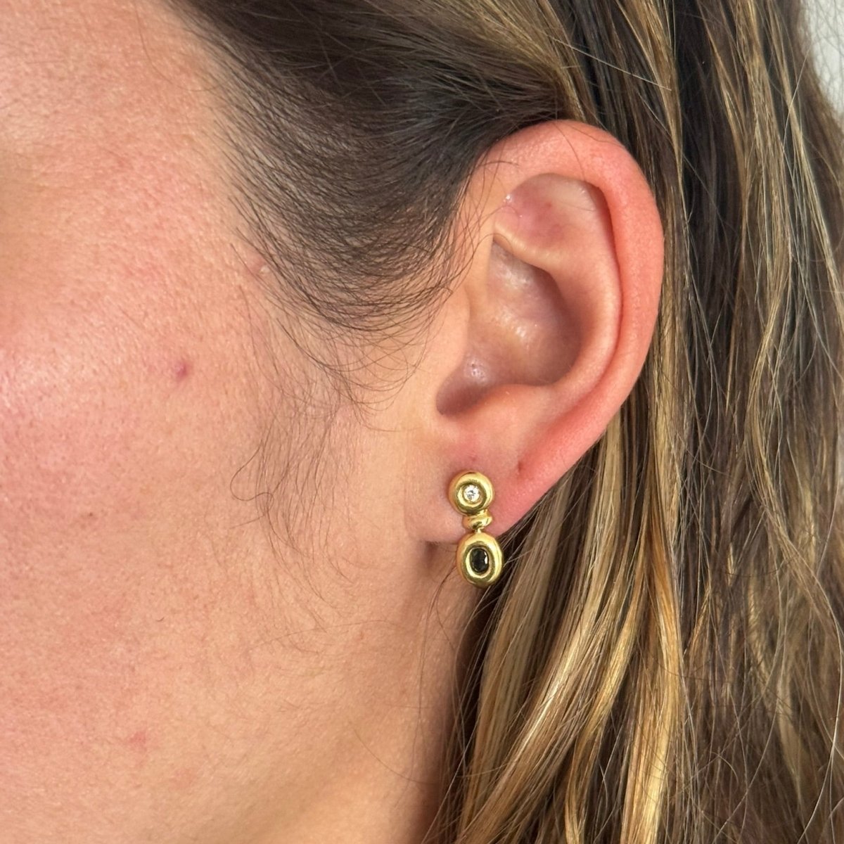 Boucles d'oreilles Clous en or jaune, saphirs et zircons - Castafiore