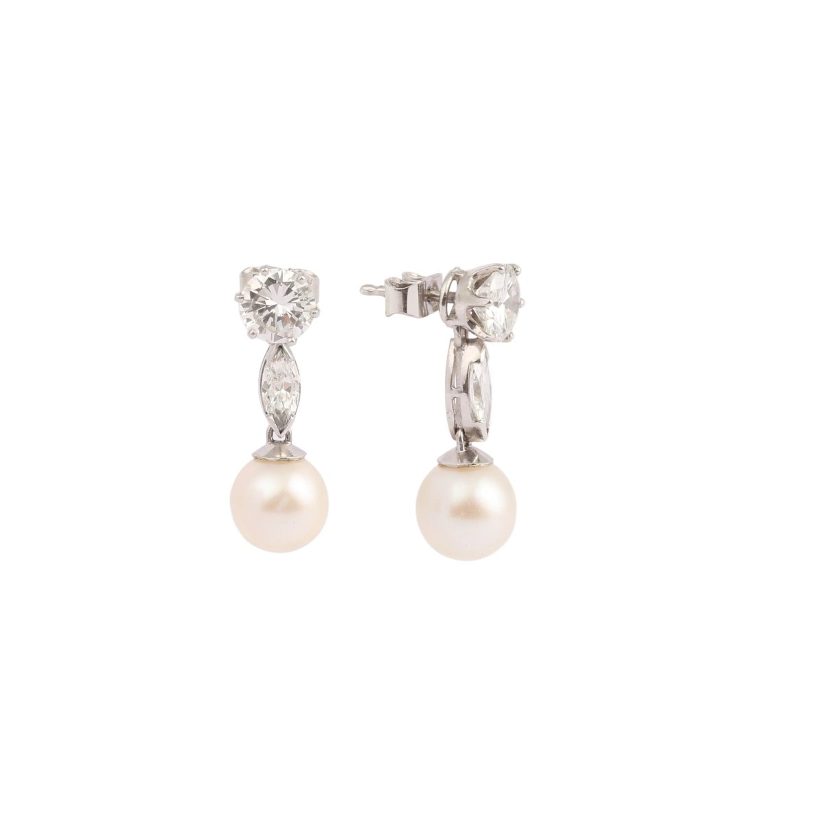 Boucles d'oreilles Clous Pendantes en or blanc, platine, perles, et diamants - Castafiore
