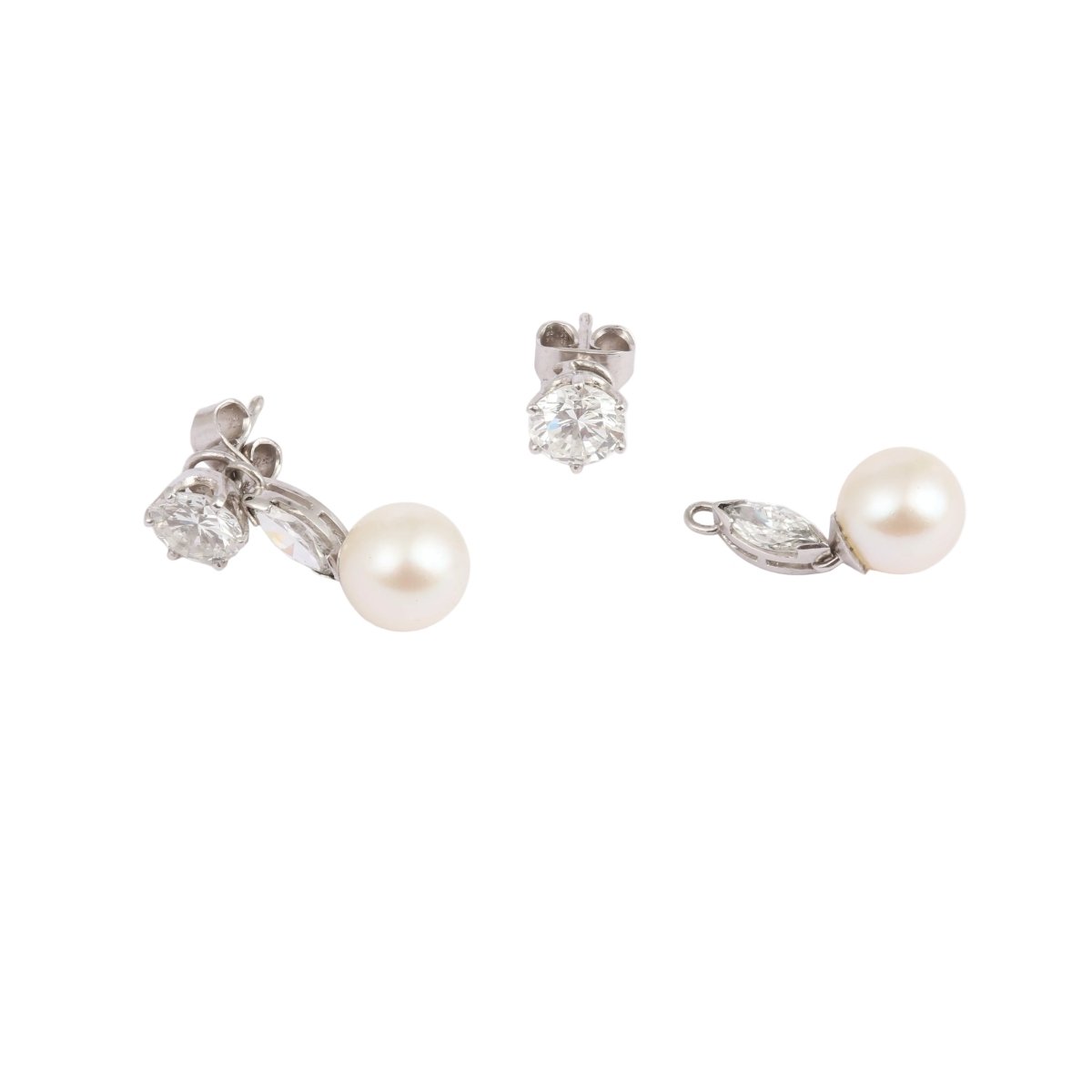 Boucles d'oreilles Clous Pendantes en or blanc, platine, perles, et diamants - Castafiore