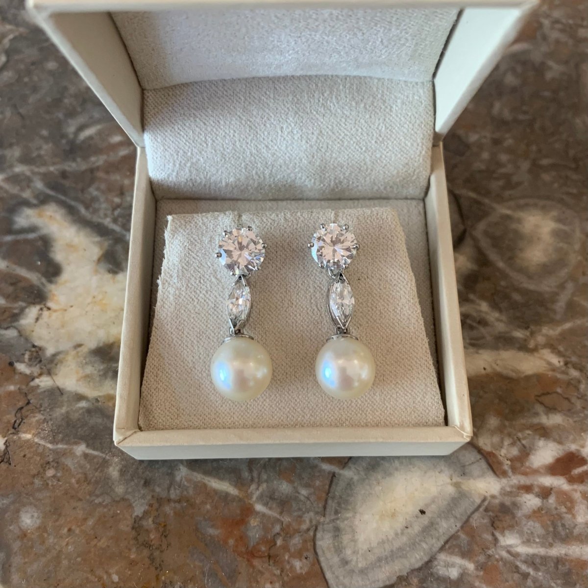 Boucles d'oreilles Clous Pendantes en or blanc, platine, perles, et diamants - Castafiore