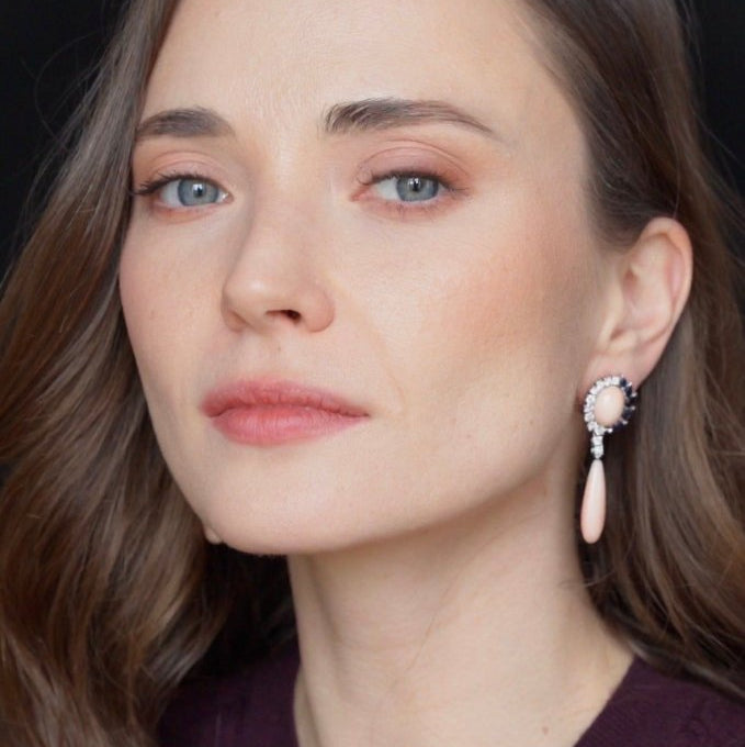 Boucles d'oreilles Corail Peau d'Ange Diamants Saphirs Or Blanc - Castafiore