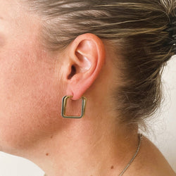 Boucles d'oreilles créoles carrées en or jaune et or blanc