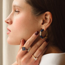 Boucles d'oreilles Créoles CARTIER en or jaune, lapis - lazuli et diamants - Castafiore