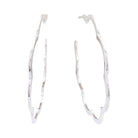 Boucles d'oreilles Créoles CHANEL "Profil de Camélia" en or blanc. - Castafiore