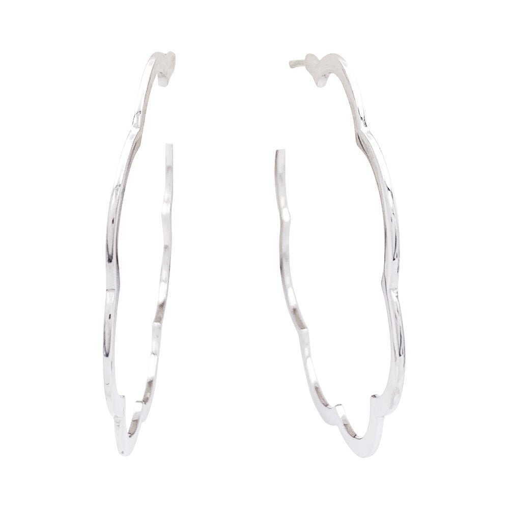 Boucles d'oreilles Créoles CHANEL "Profil de Camélia" en or blanc. - Castafiore