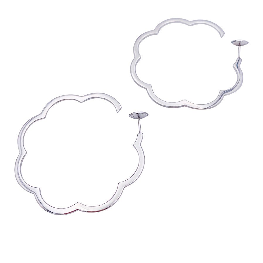 Boucles d'oreilles Créoles CHANEL "Profil de Camélia" en or blanc. - Castafiore