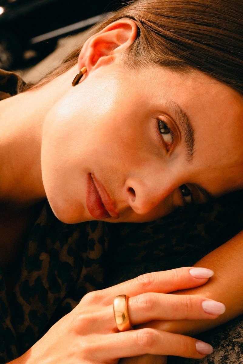 Boucles d'oreilles Créoles CHAUMET en or jaune et oeil de tigre - Castafiore