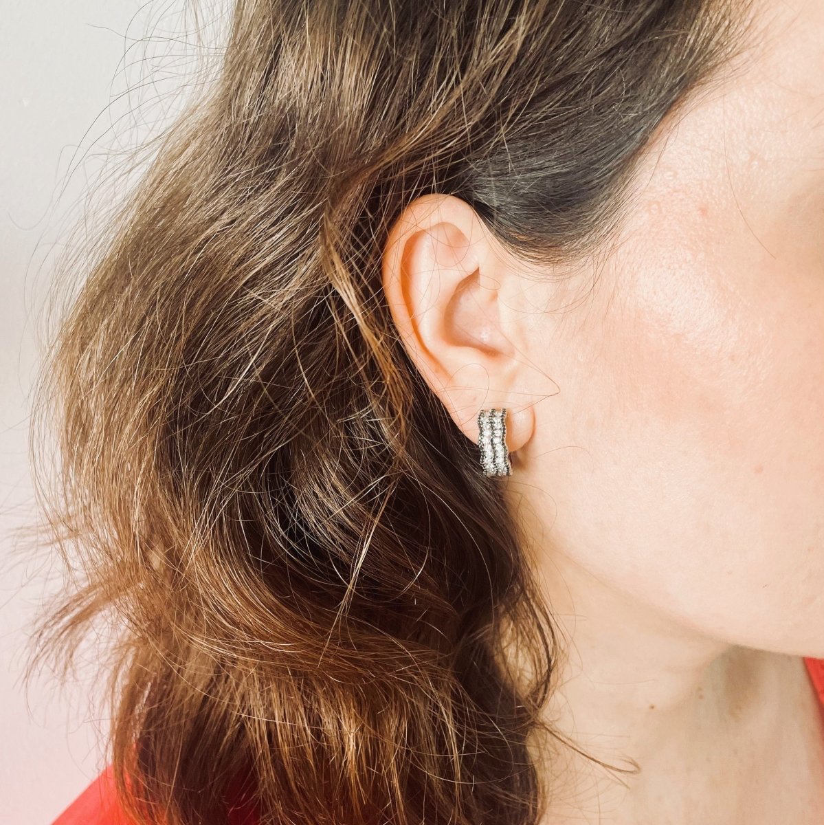 Boucles d'oreilles créoles diamants et diamants noirs en or blanc - Castafiore