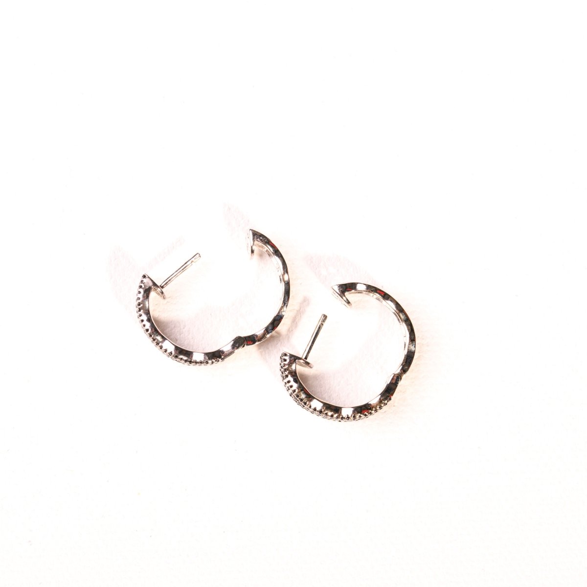 Boucles d'oreilles créoles diamants et diamants noirs en or blanc - Castafiore
