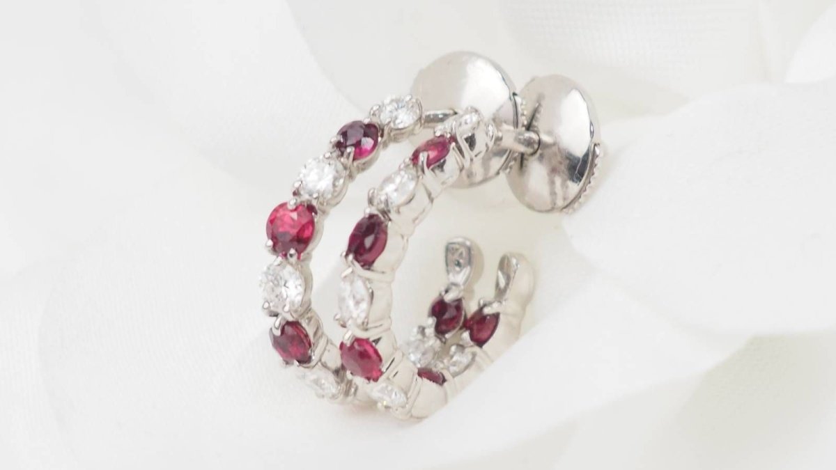 Boucles d'oreilles créoles en or blanc, rubis et diamants - Castafiore