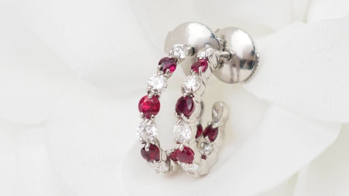 Boucles d'oreilles créoles en or blanc, rubis et diamants - Castafiore