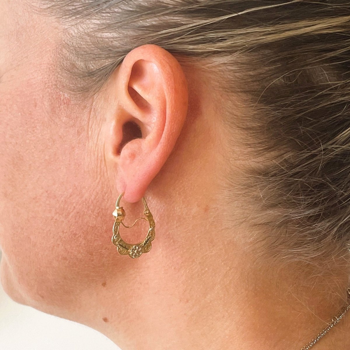 Boucles d'oreilles Créoles savoyardes à décor floral en or - Castafiore