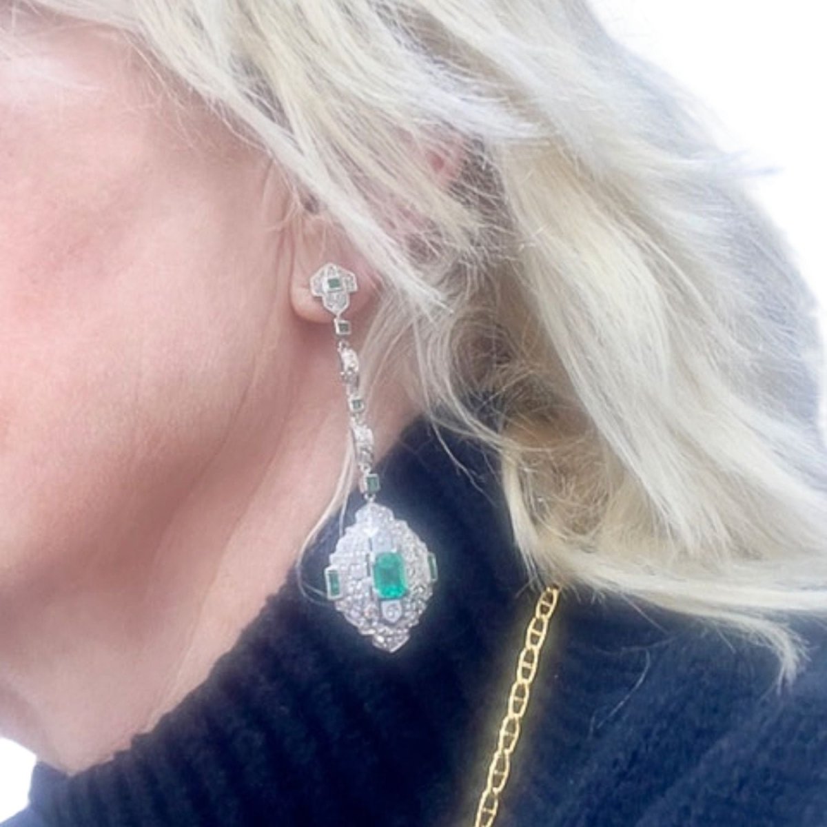 BOUCLES D'OREILLES DE STYLE ART DECO en PLATINE avec DIAMANTS et EMERALDS - Castafiore