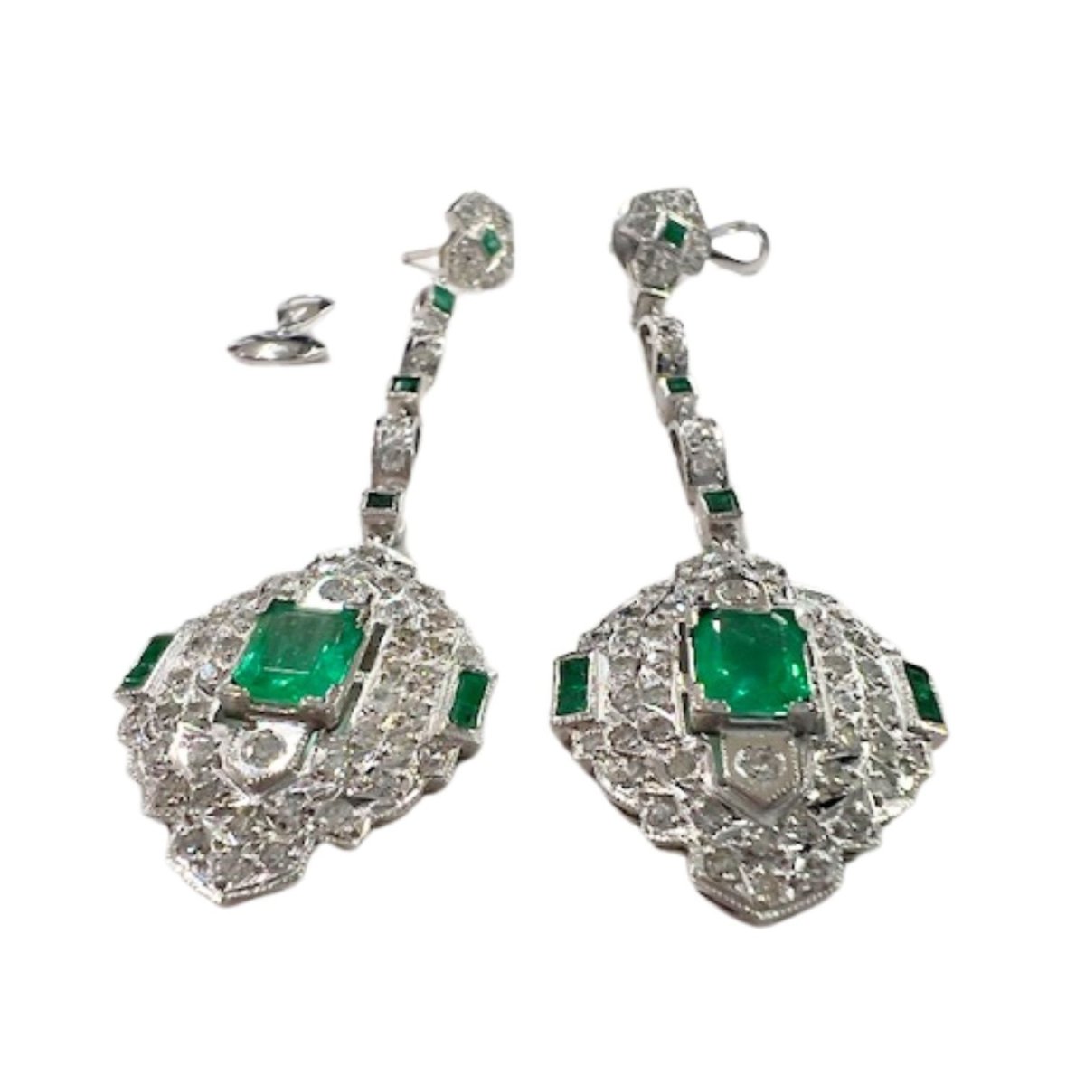 BOUCLES D'OREILLES DE STYLE ART DECO en PLATINE avec DIAMANTS et EMERALDS - Castafiore