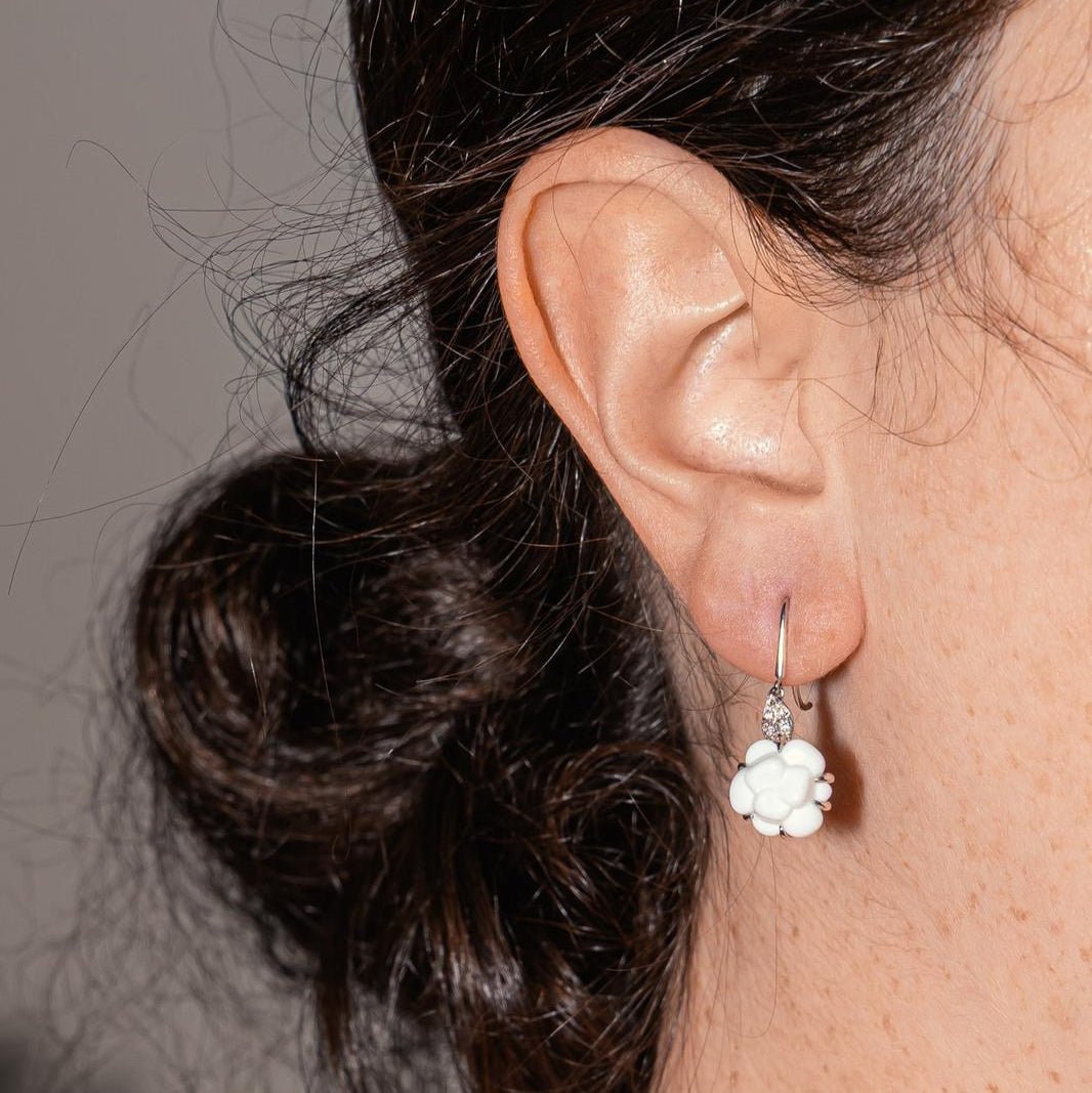 Boucles d'oreilles Dormeuses CHANEL "Camélia" en or blanc, agates et diamants - Castafiore