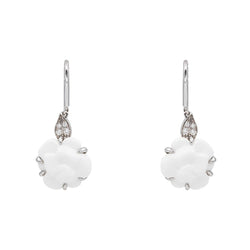 Boucles d'oreilles Dormeuses CHANEL "Camélia" en or blanc, agates et diamants - Castafiore