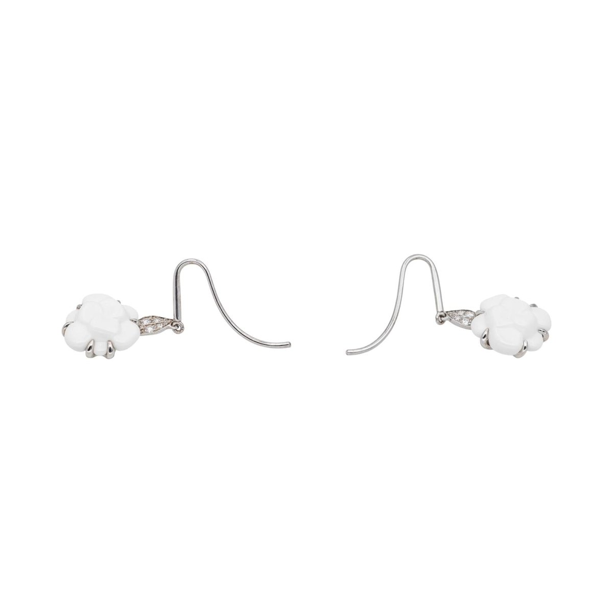Boucles d'oreilles Dormeuses CHANEL "Camélia" en or blanc, agates et diamants - Castafiore