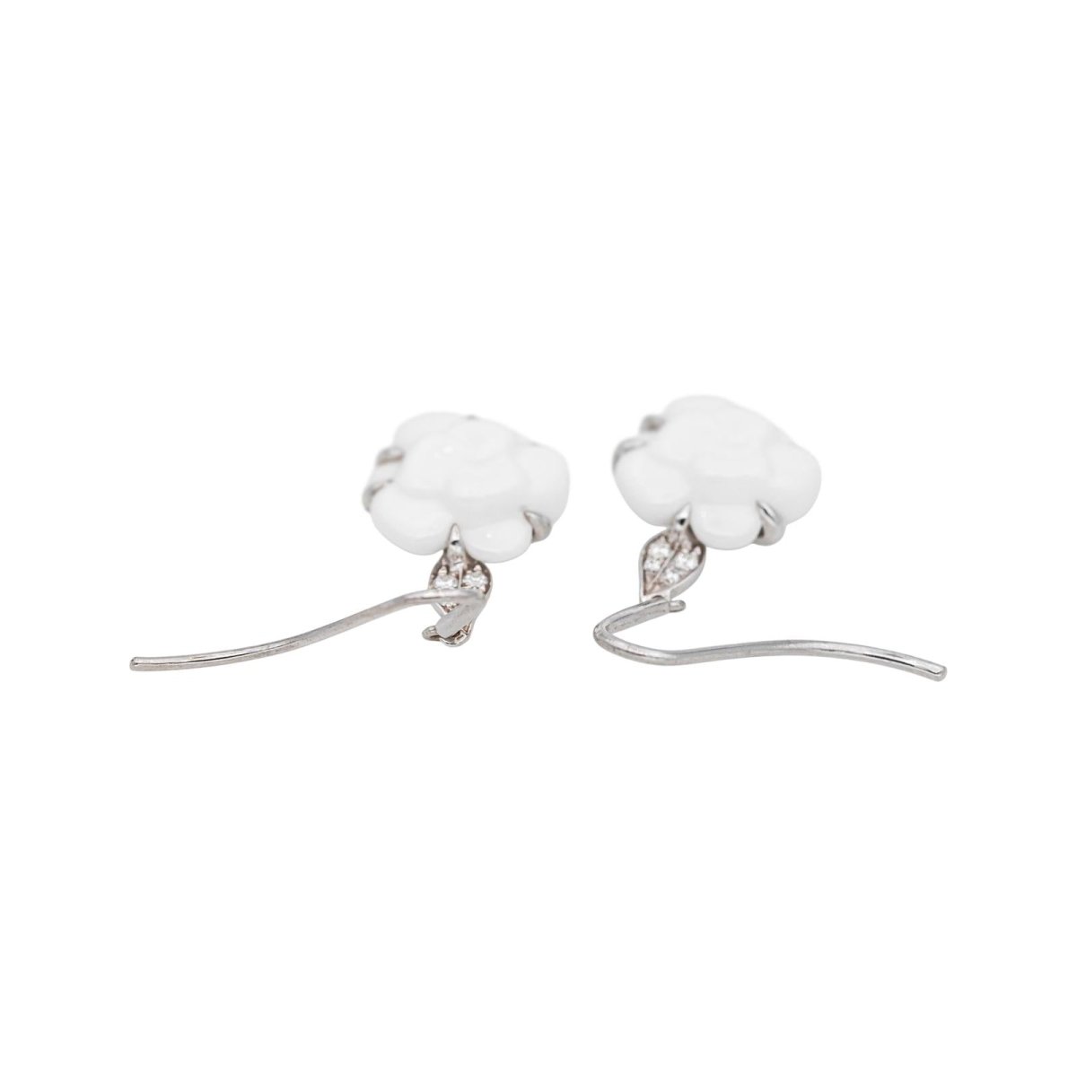 Boucles d'oreilles Dormeuses CHANEL "Camélia" en or blanc, agates et diamants - Castafiore