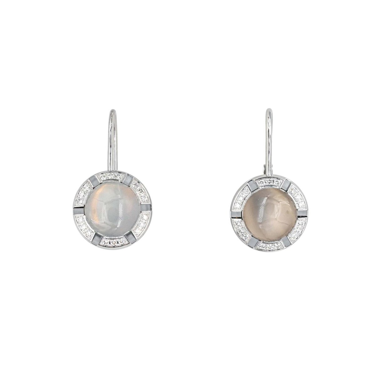 Boucles d'oreilles Dormeuses CHAUMET "Class One Croisière" en or blanc, pierres de lune et diamants - Castafiore