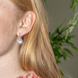 Boucles d'oreilles Dormeuses CHAUMET "Class One Croisière" en or blanc, pierres de lune et diamants - Castafiore