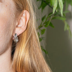 Boucles d'oreilles Dormeuses CHOPARD "Happy Diamonds" en or blanc et diamants - Castafiore