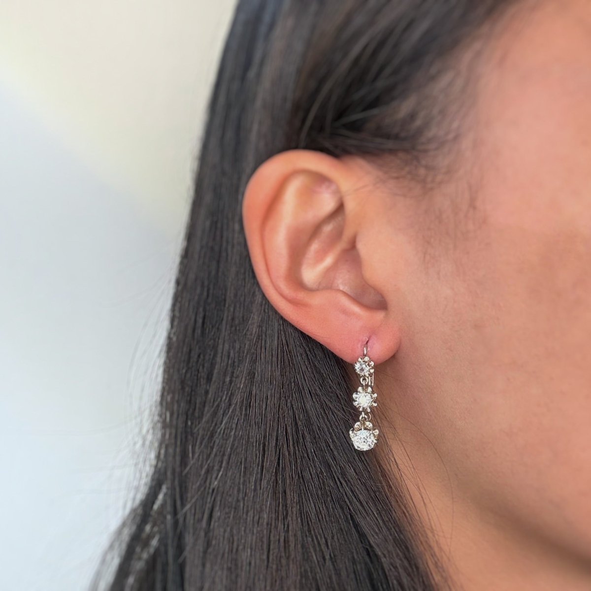 Boucles d'oreilles Dormeuses en or blanc et diamants - Castafiore