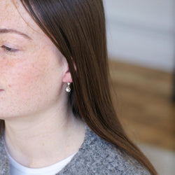 Boucles d'oreilles dormeuses en or blanc et diamants - Castafiore