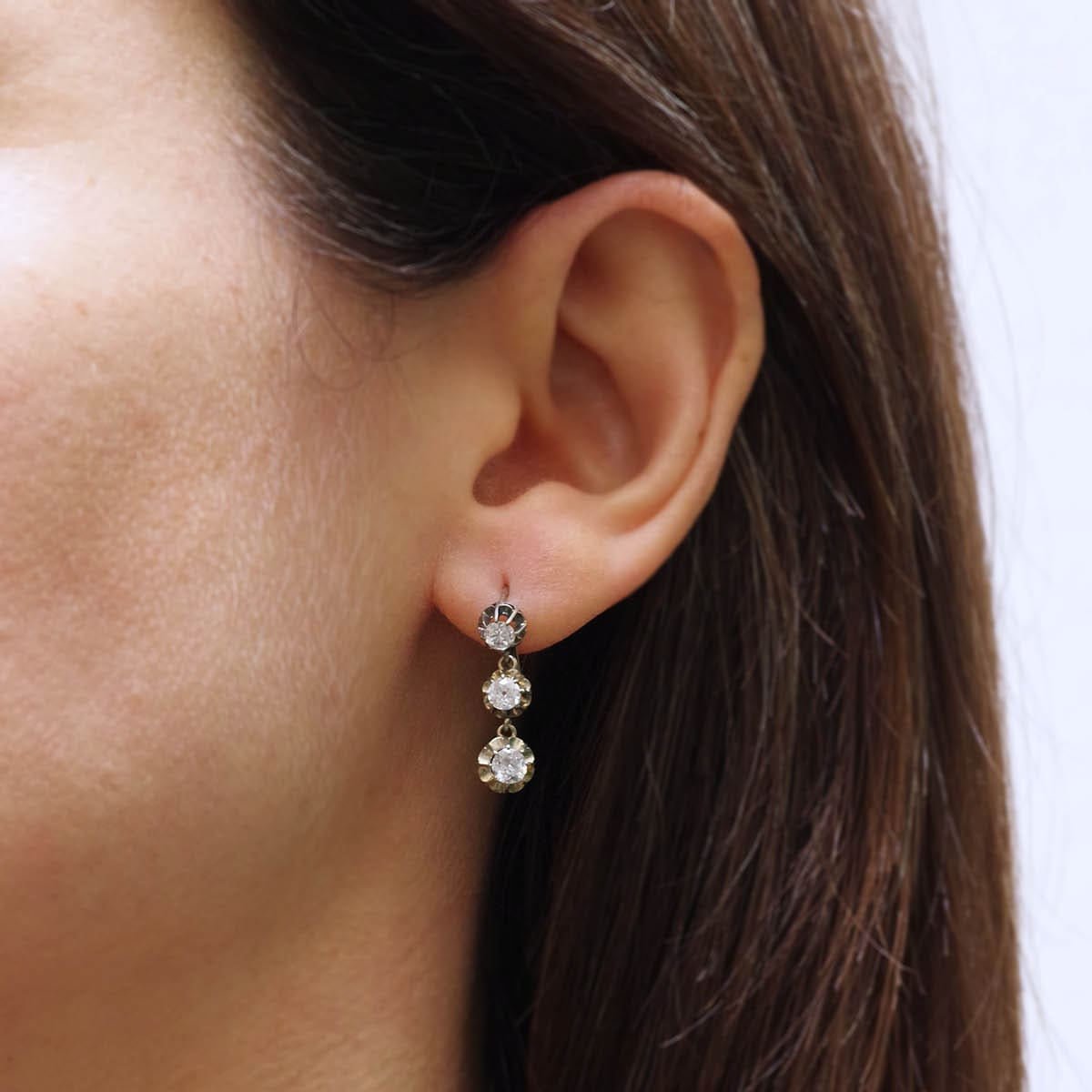 Boucles d'oreilles Dormeuses en or blanc et diamants - Castafiore