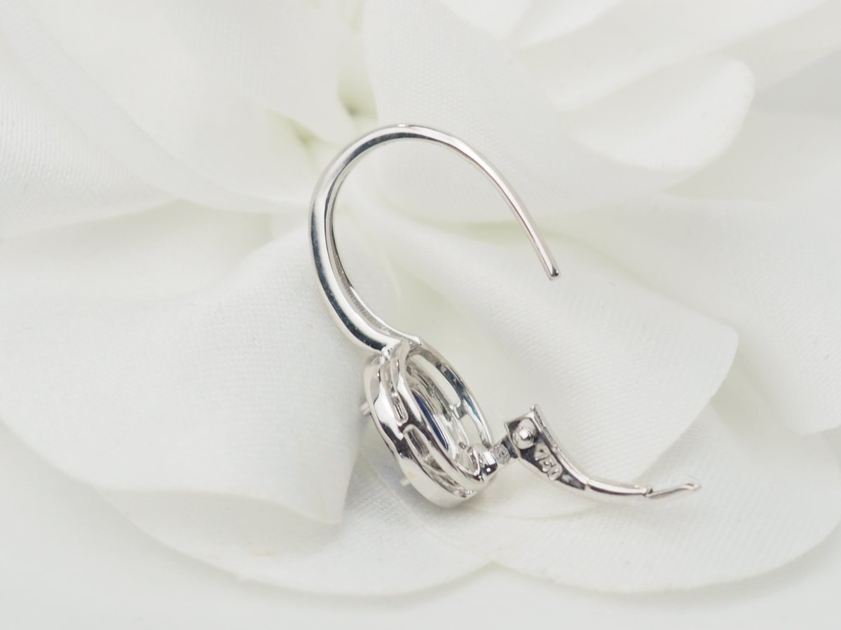 Boucles d'oreilles dormeuses en or blanc, saphir et diamants - Castafiore