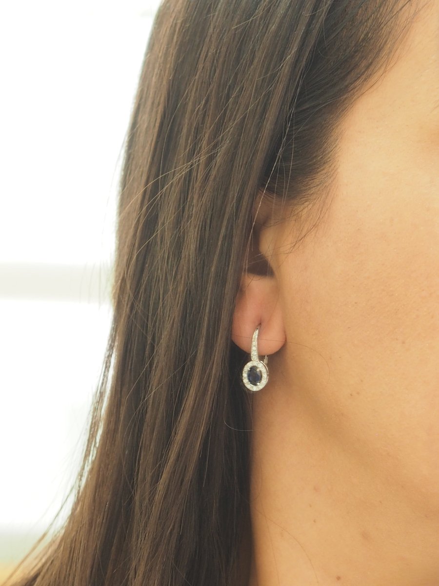 Boucles d'oreilles dormeuses en or blanc, saphir et diamants - Castafiore