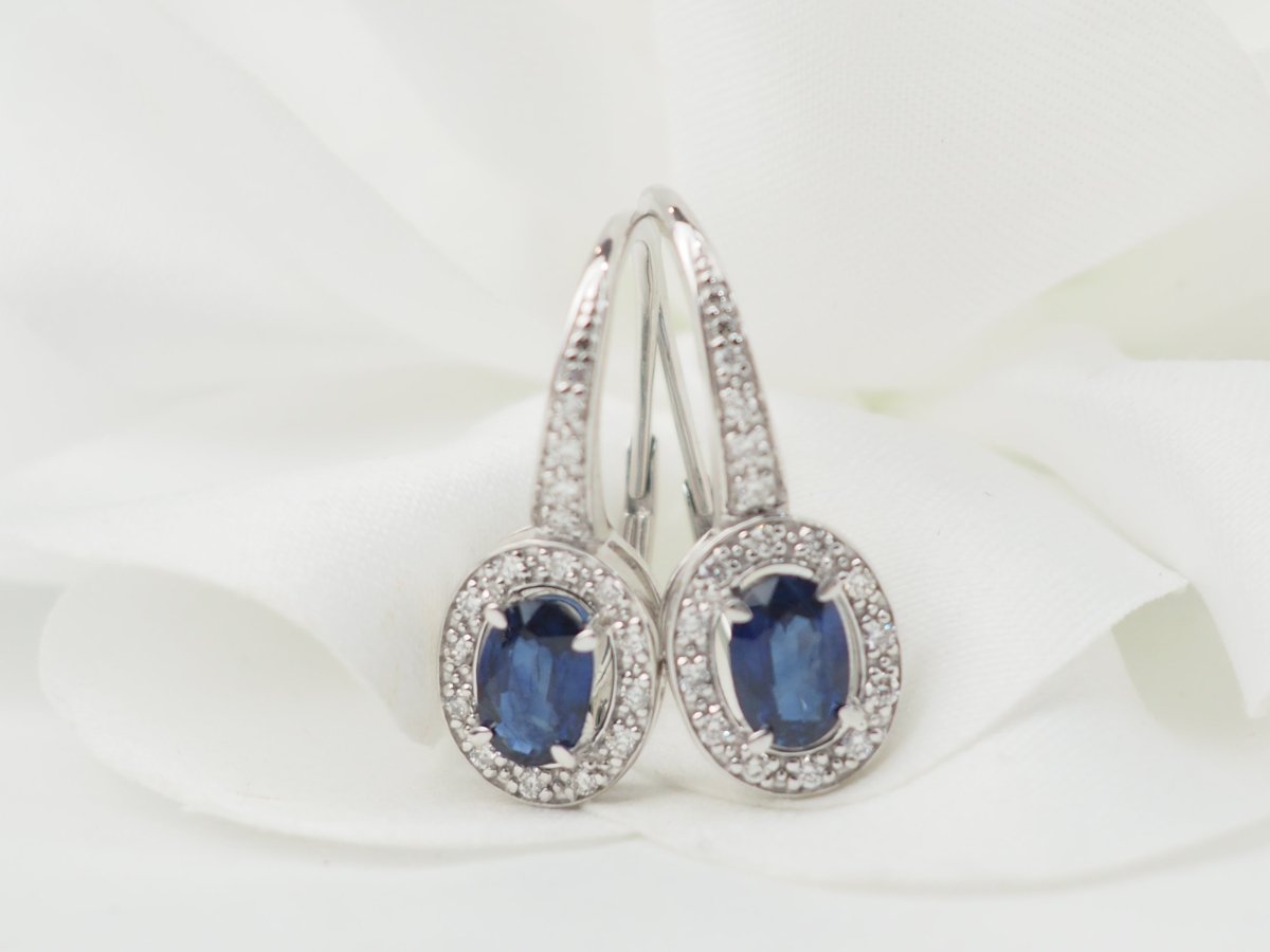 Boucles d'oreilles dormeuses en or blanc, saphir et diamants - Castafiore