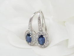 Boucles d'oreilles dormeuses en or blanc, saphir et diamants - Castafiore