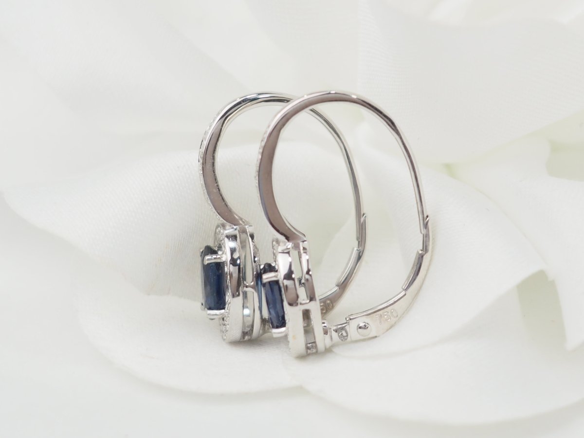 Boucles d'oreilles dormeuses en or blanc, saphir et diamants - Castafiore