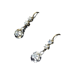 Boucles d’oreilles dormeuses en or jaune et diamants - Castafiore