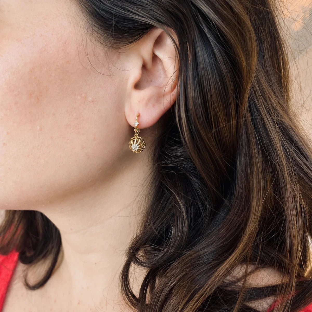 Boucles d'oreilles Dormeuses en or jaune et diamants - Castafiore