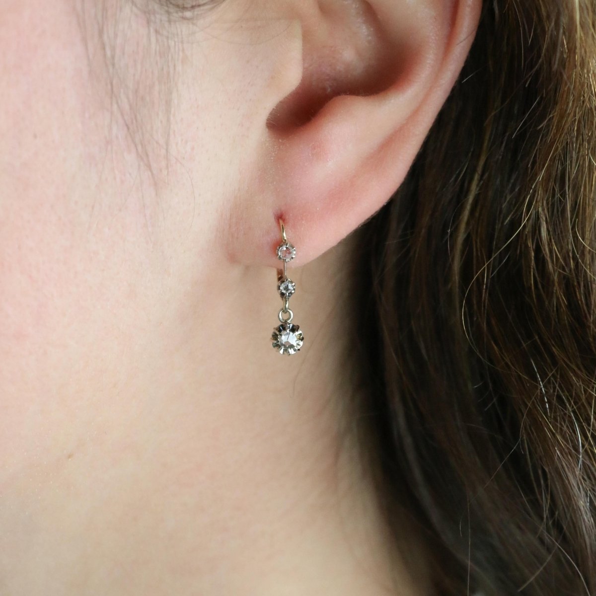 Boucles d'oreilles Dormeuses en or jaune et diamants - Castafiore