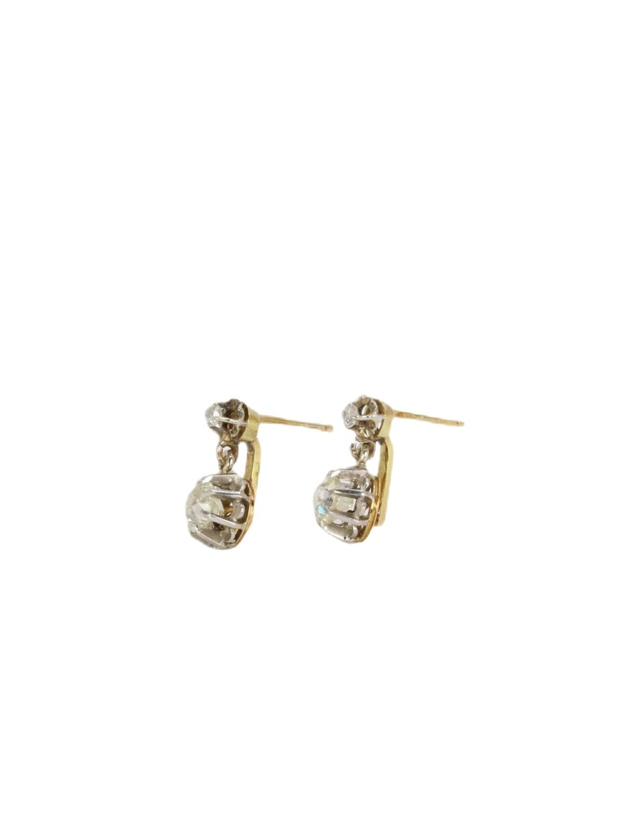 Boucles d'oreilles Dormeuses en or jaune et diamants coussin taille ancienne 1,5 ct - Castafiore
