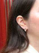 Boucles d'oreilles Dormeuses en or jaune et diamants coussin taille ancienne 1,5 ct - Castafiore