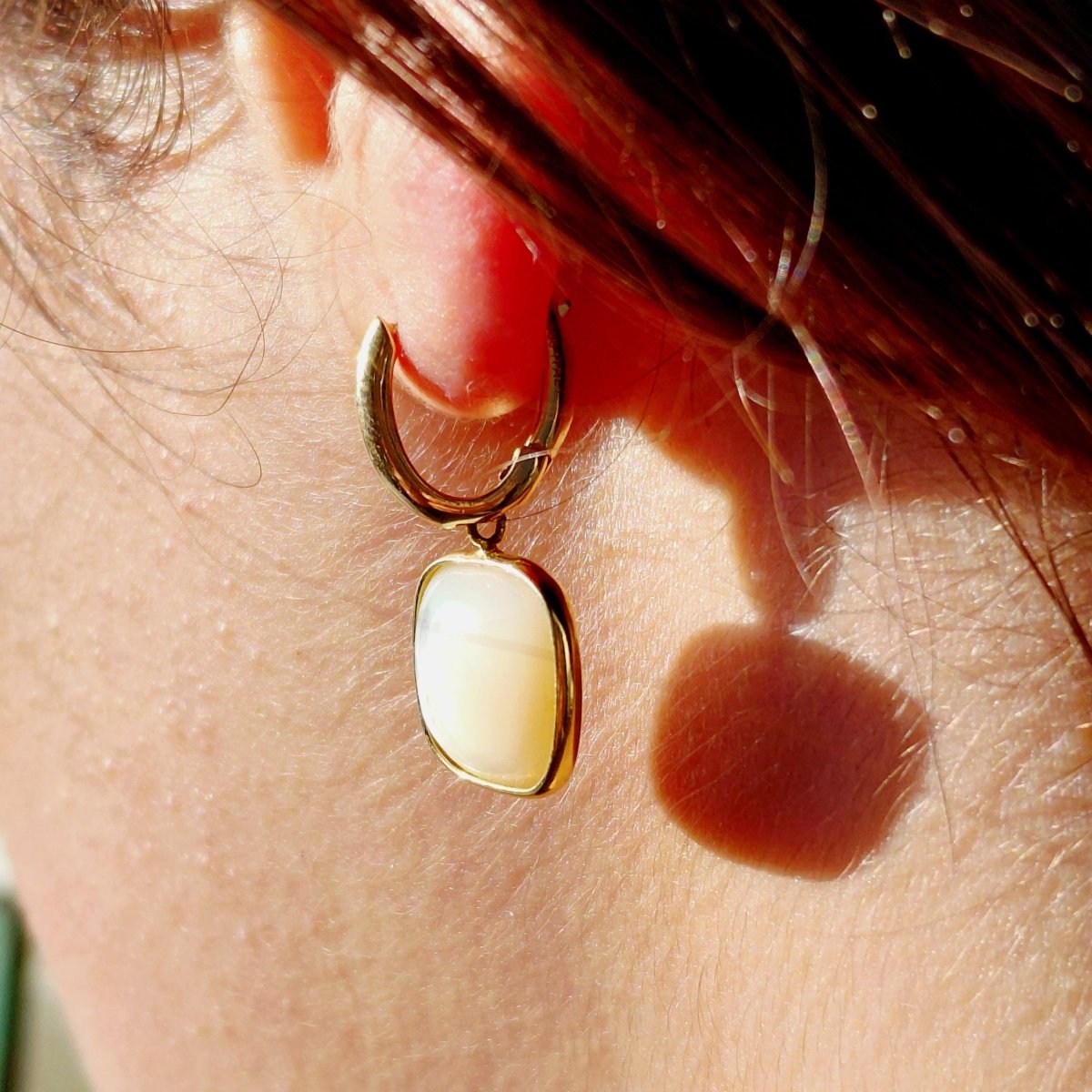 Boucles d’oreilles Dormeuses en or jaune et nacre - Castafiore