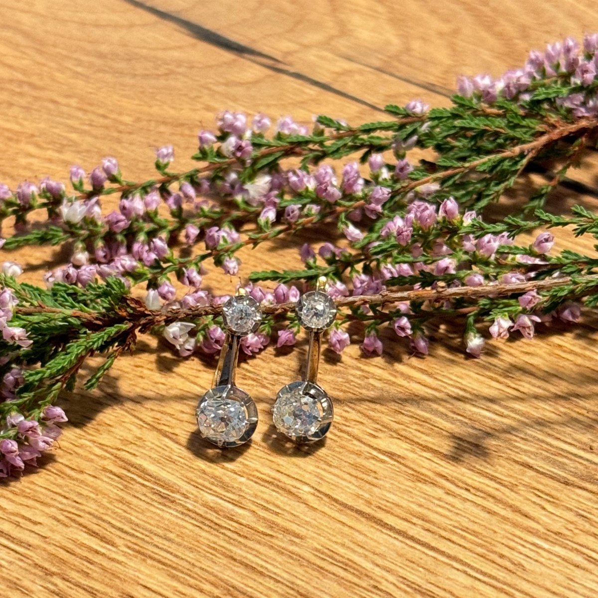 Boucles d'oreilles dormeuses en or jaune et platine avec diamants taille ancienne - Castafiore